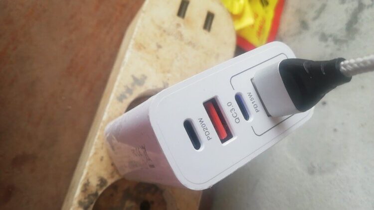 Много портов на блоке питания никогда не будут лишними. Фото.