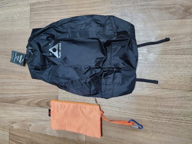 Посмотрите на сумку рядом с рюкзаков. До таких размеров его можно свернуть. Фото.