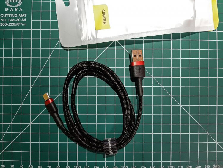 USB-C кабель — купить. Кабель выглядит очень надежно и качественно. Фото.