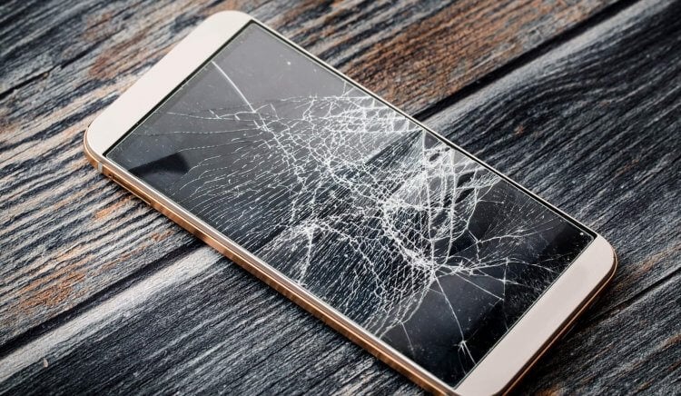 Что делать, если разбился телефон. Многие люди не снимают разбившееся стекло, ведь оно же защитное. Фото.