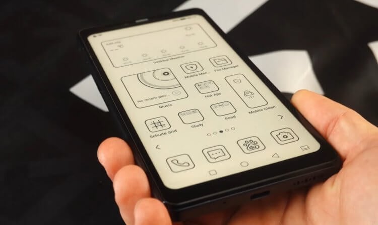 Телефон с черно-белым экраном. Смартфоны с черно-белыми экранами пользуются определенной популярностью. Фото.