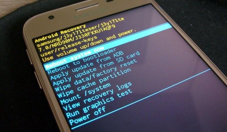 Функции Recovery на Android. Чаще всего Рекавери пользуются для того, чтобы сделать сброс или перезапустить смартфон, если он завис. Фото.