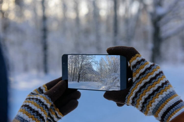 Как пользоваться смартфоном зимой: полезные советы и незаменимые аксессуары. Зимой смартфону холоднее, чем маленькой елочке. Фото.