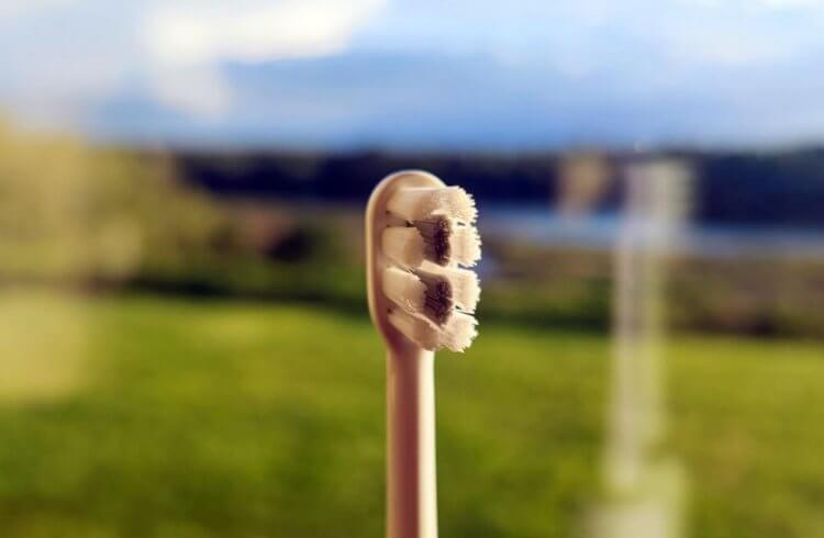 Электрическая зубная щетка с аккумулятором. Сама щетка в насадке сделана по уму, чтобы чистить большую площадь. Фото.
