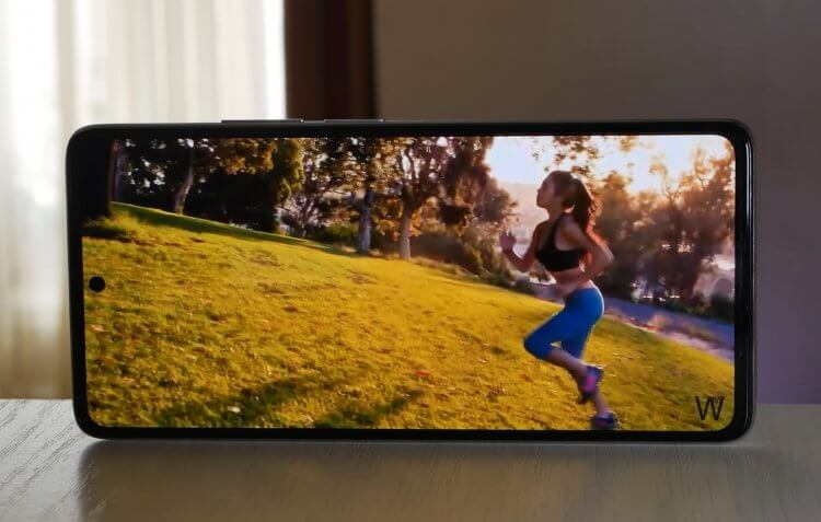 А если купить Xiaomi 11T Pro. У смартфонов одинаковые экраны, да и выглядят они идентично. Фото.