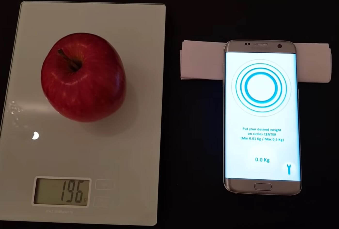 Как взвесить с помощью телефона. Для сравнения: столько весит яблоко на обычных весах. Фото.