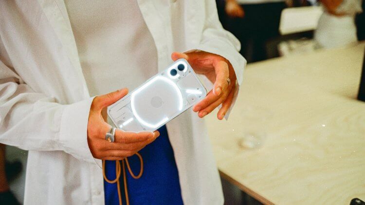 Стоит ли покупать Galaxy A54. С активной подсветкой на задней части корпуса Nothing Phone 1 смотрится очень эффектно. Фото.