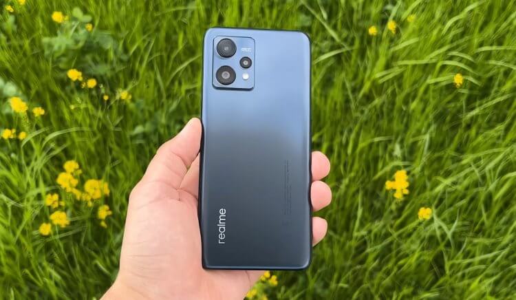 realme 9 4G — смартфон с хорошей камерой и батареей. В черном цвете смартфон выглядит солидно. Фото.