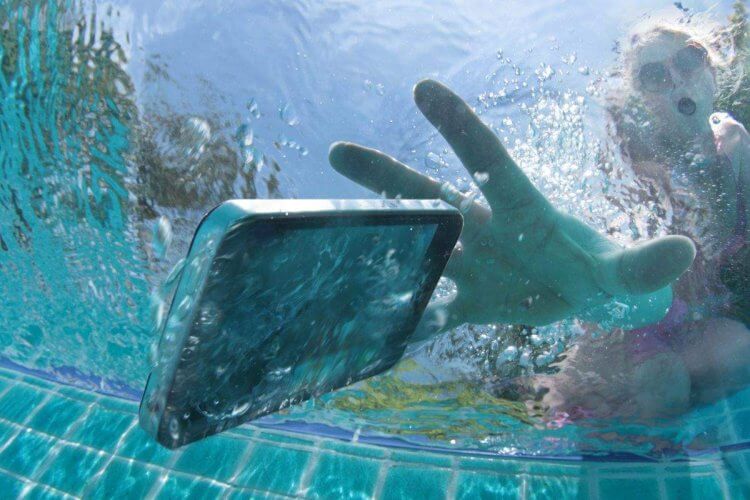 Почему запотела камера. Если смартфон падал в воду, не стоит удивляться запотеванию. Фото.