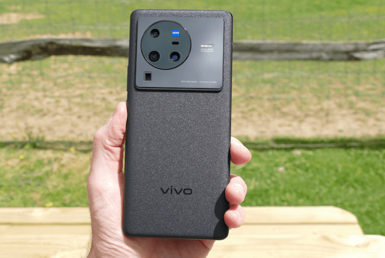 Vivo X80 Pro — лучший телефон Vivo. Pro-версия сохранила основные черты обычной. Фото.