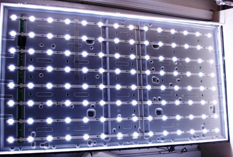 Чем отличается LED от OLED. LED — это не тип матрицы, а подсветка, которая используется в современных LCD-экранах, включая IPS. Фото.