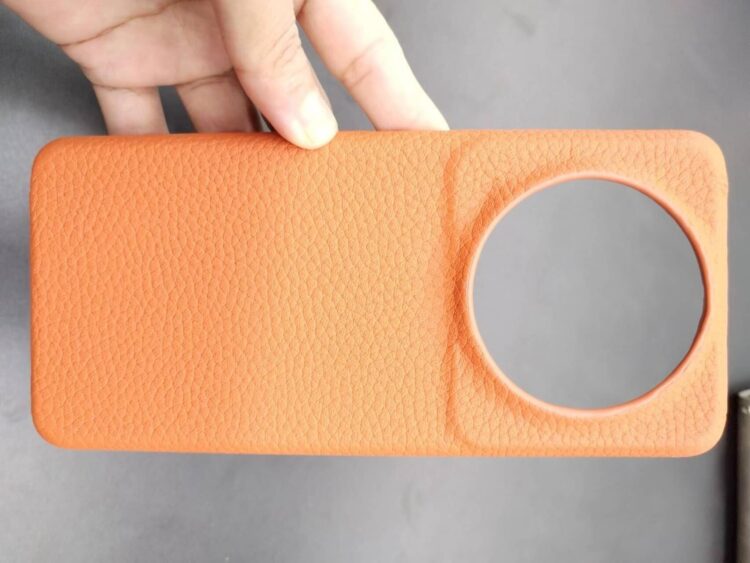 Такой чехол чем-то напоминает кожаные чехлы от Apple. Фото.