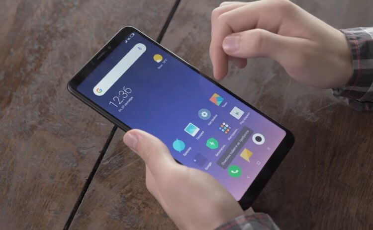 Xiaomi Mi Max 3 — телефон с большим экраном. Сегодня все смартфоны большие, но ни один из них не сравнится с лопатой Mi Max 3. Фото.