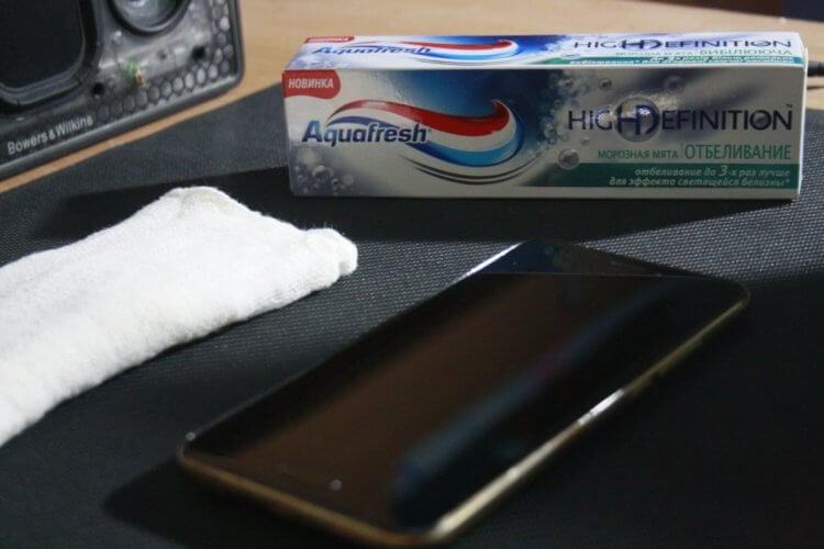 Можно ли убрать царапины с экрана смартфона с помощью зубной пасты. По инструкциям в сети такую пасту для полировки использовать не стоит. Фото.
