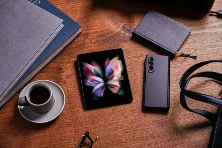 5 проблем складных смартфонов, которые до сих пор не решены. Galaxy Fold выглядят достаточно стильно. Но удобно ли его использовать из-за толщины — большой вопрос. Фото.