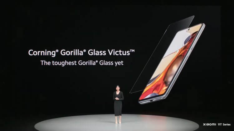 Стекло Gorilla Glass. Если экран защищен стеклом Gorilla Glass Victus, то об этом обязательно скажут на презентации, а покупатель клюнет. Фото.