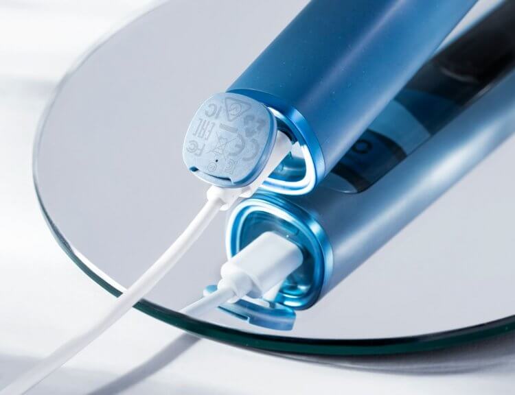 Электрическая зубная щетка с мощным аккумулятором. Щетка Oclean держит заряд 60 дней и заряжается за 3,5 часа. Фото.