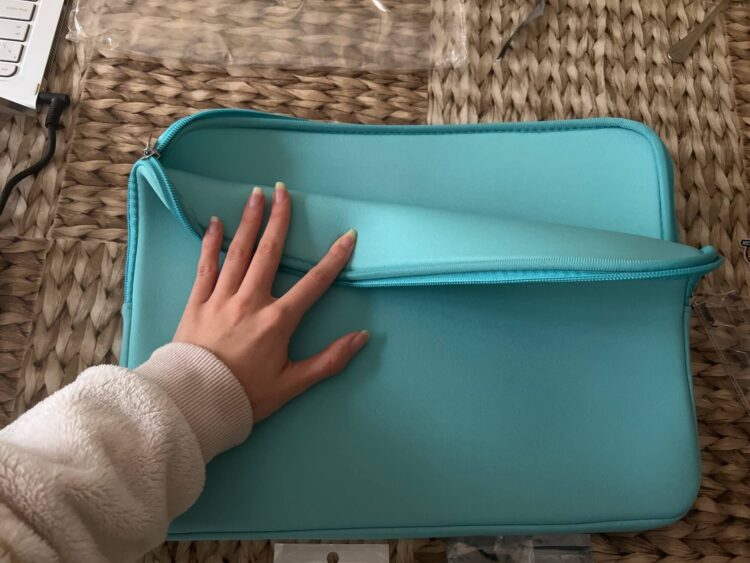 Сумка идеально подойдет для ноутбука с диагональю до 16 дюймов. Фото.