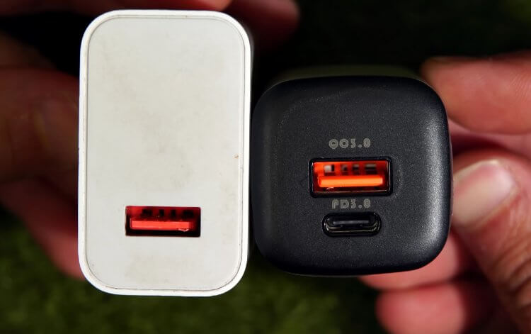 Чем технология зарядки GaN лучше обычной. Обычный адаптер питания (слева) рядом с GaN зарядкой той же мощности (справа). Фото.