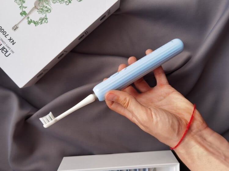 Электрическая зубная щетка с ультразвуком. Зубная щетка Nandme имеет компактные размеры — ее можно взять с собой в поездку! Фото.