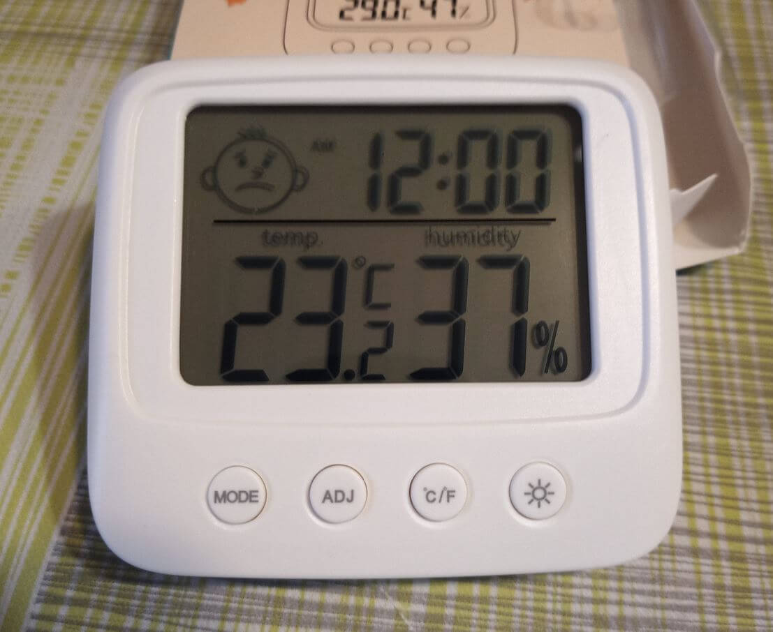 Комнатный термометр с влажностью. Компактный гаджет сообщит вам, если влажность воздуха снизится. Фото.
