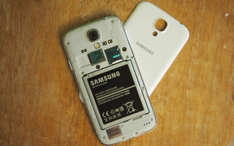 Сейчас почти не продаются смартфоны со съемными крышками, но у некоторых людей они все-таки есть. Фото.