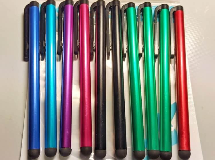 Обычный стилус для телефона. На AliExpress стилусы продаются целыми пачками, как обычные карандаши. Фото.