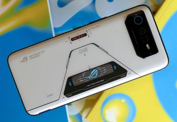 Какой телефон лучше подходит для игр. Это ASUS ROG Phone 6 Pro — типичный представитель игровых смартфонов. Но его дизайн подойдет далеко не всем. Фото.