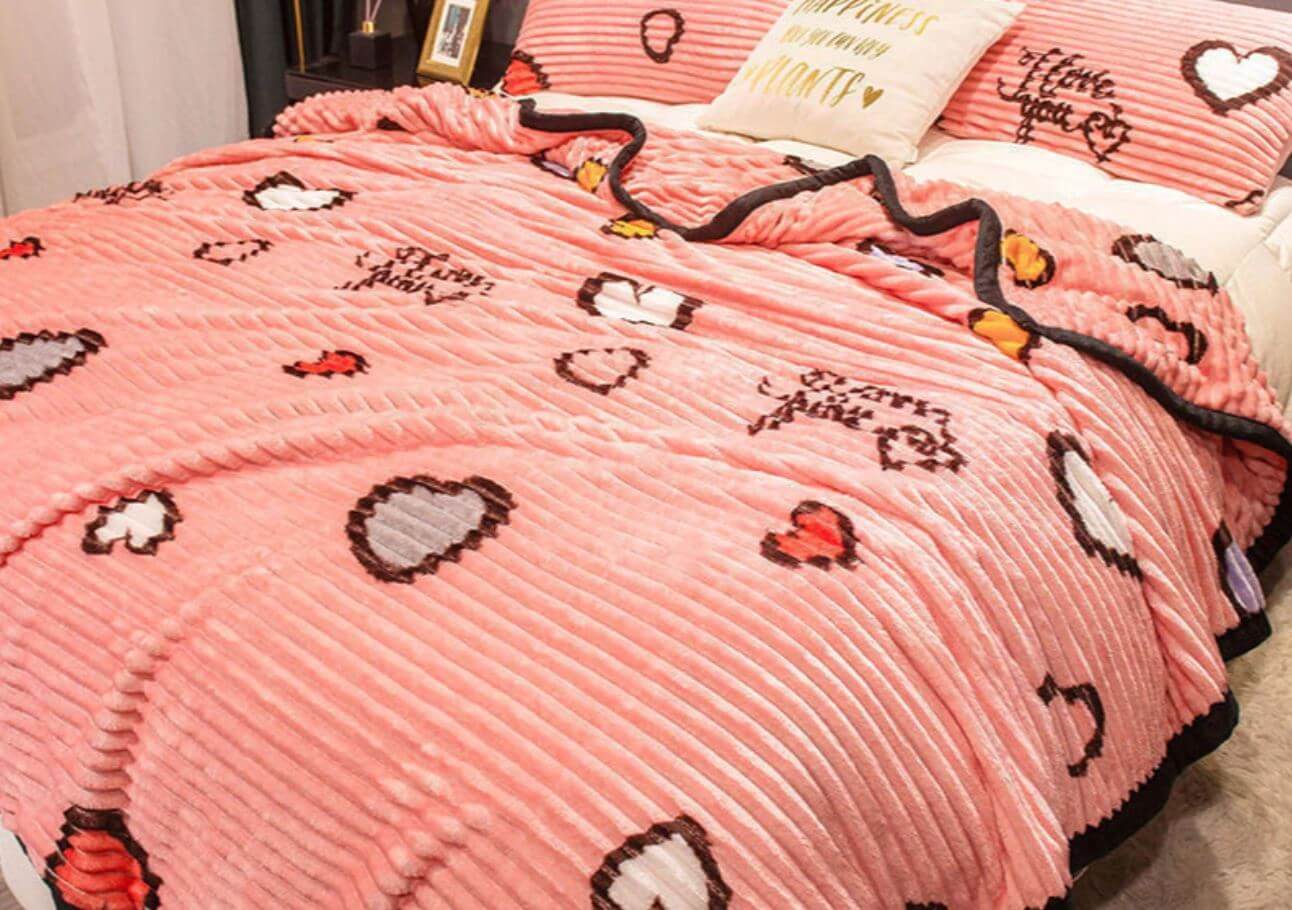 Большое теплое одеяло. На странице продавца есть несколько вариантов дизайна. Фото.