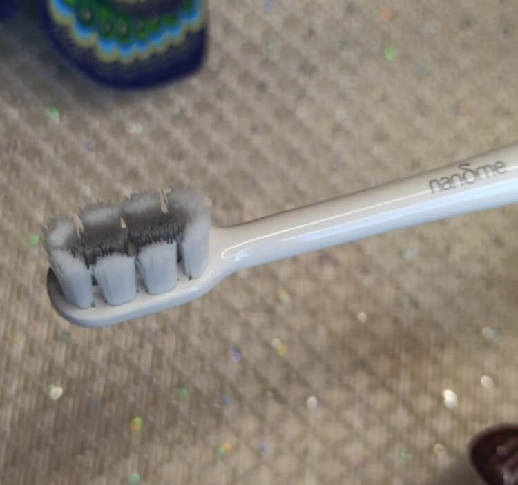 Электрическая зубная щетка со сменными насадками. Щетина DuPont очень надежна, поэтому и служит так долго. Фото.