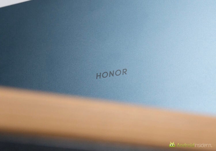 Клавиатура для планшета. Компания HONOR уже давно зарекомендовала себя, как хороший бренд. С моделью Pad 8 она лишний раз доказывает это. Фото.