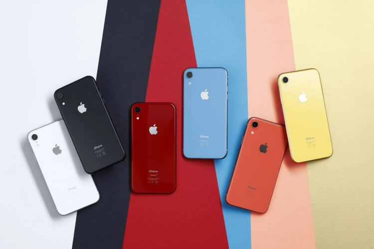 iOS 16 на iPhone XR. На выбор есть большое количество цветов, которые можно классно сочетать с обоями. Фото.