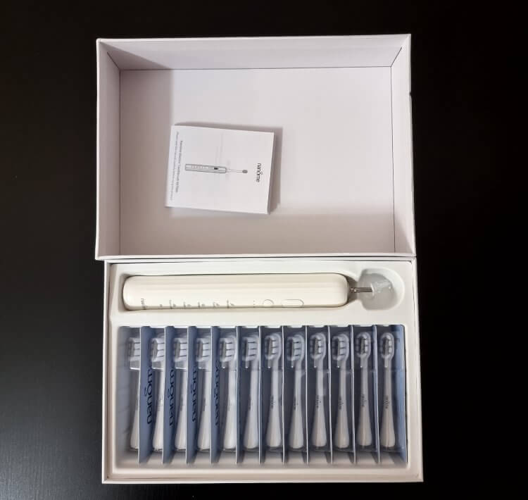 Электрическая зубная щетка со сменными насадками. Nandme NX 7000 поставляется в комплекте с набором щеток. Фото.