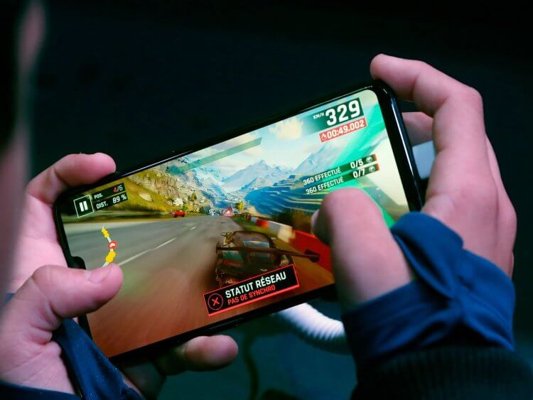 Зачем смартфону 120 герц. У смартфона с высокой частотой обновления экрана изображение в играх более плавное. Фото.