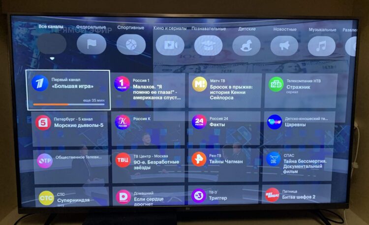 Интерфейс в Кинопоиске поинтереснее, чем в Peers TV. Фото.