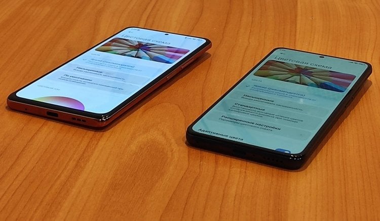 Какой экран лучше для смартфона. Дисплей Samsung слева и матрица BOE справа. Фото.
