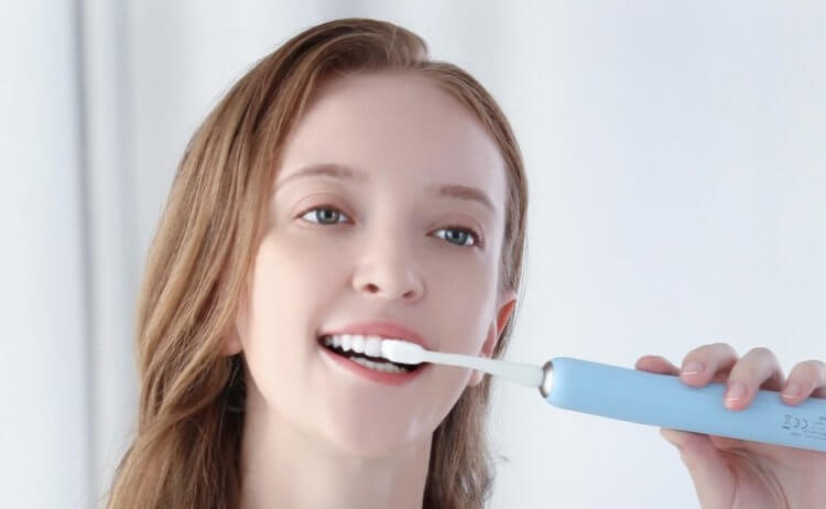 Как чистить зубы электрической щеткой. Для достижения хорошего результата очистки нужно правильно пользоваться щеткой. Фото.