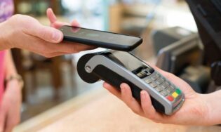 Стикер Тинькофф или Мир Pay? Разбираемся, чем удобнее платить в 2023 году