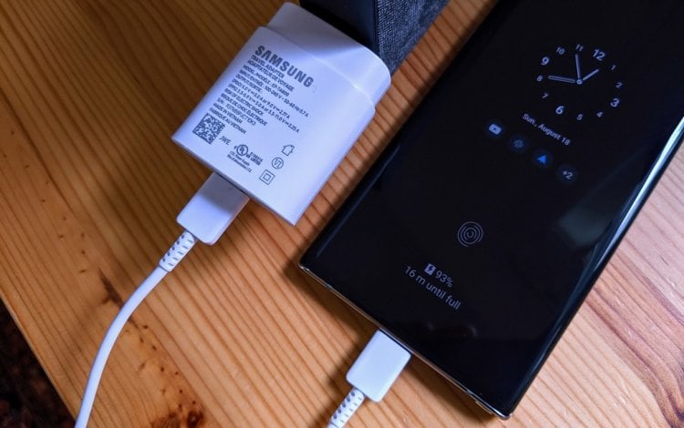 Какую зарядку купить для смартфона Samsung, чтобы быстро восстановить энергию. Купили Samsung без зарядки? Не беда! Фото.