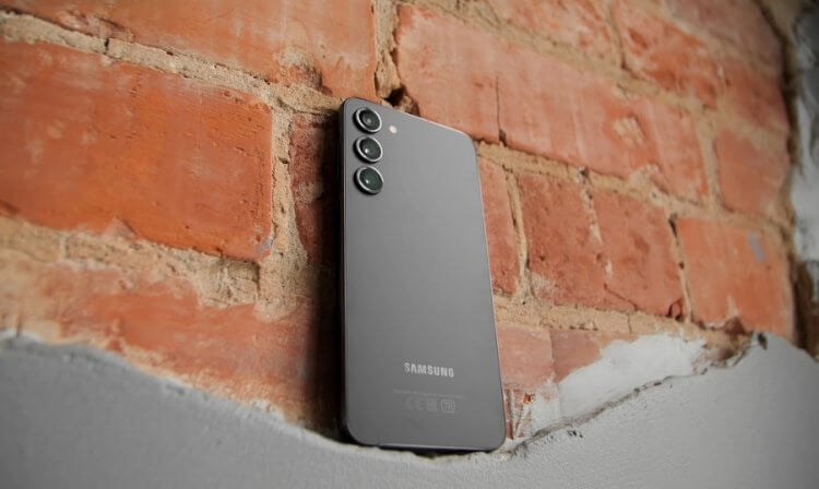 Samsung Galaxy S23 Plus — телефон с большим экраном. Еще больше и еще мощнее. Фото.