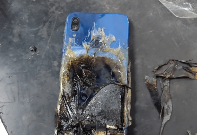 Телефон греется во время зарядки. Даже если телефон не сгорит от перегрева, пострадает его батарея. Фото.