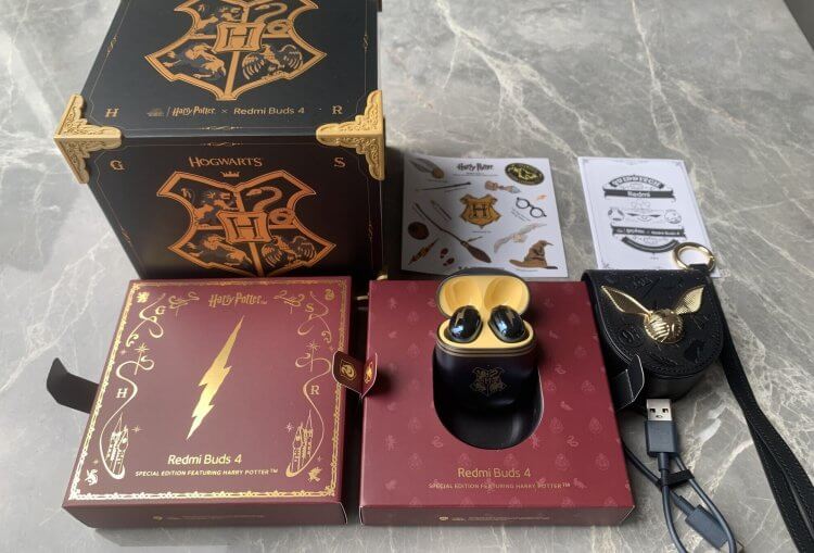 Комплект наушников Redmi Buds 4 Harry Potter Edition. Внутри коробки много всего интересного. Фото.