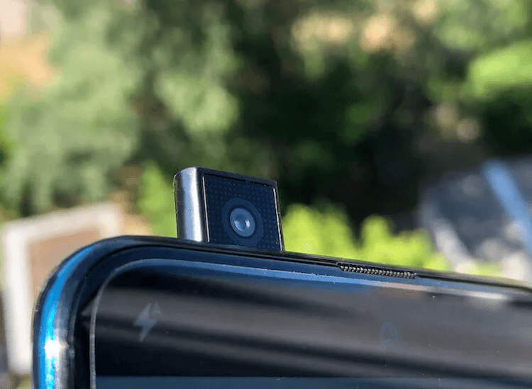 Надежны ли телефоны с выезжающей камерой. Так выглядела выезжающая камера в Huawei P Smart Z. Хотя, были и более изящные решения. Фото.