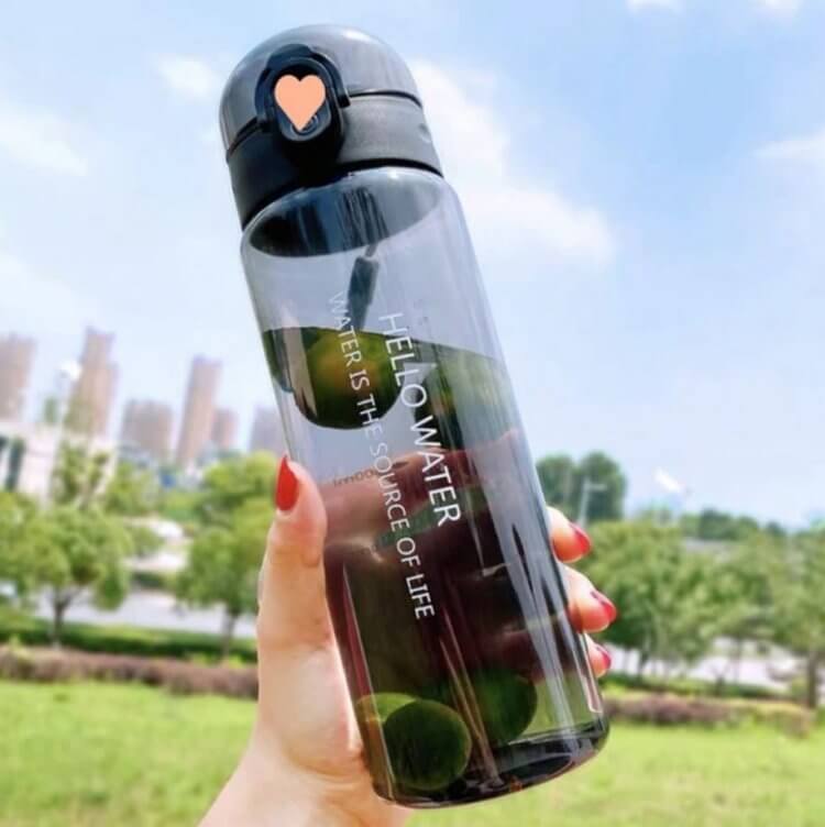 Крутая бутылка для воды. С такой бутылкой для воды тренировка пройдет в радость. Фото.