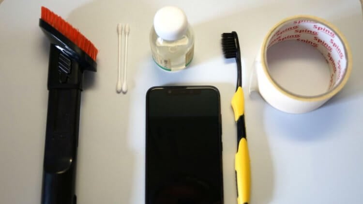 Как очистить динамики телефона дома. Эти предметы найдутся у каждого. Фото.
