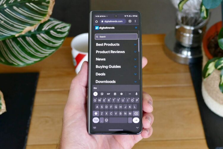 На фоне Пиксель Фолд Galaxy Fold 4 напоминает вытянутую сосиску. Фото.
