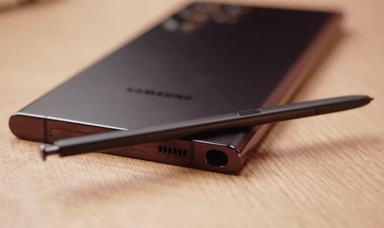 Смартфоны со стилусом. Встроенный стилус — отличительная черта смартфонов Galaxy S Ultra. Фото.