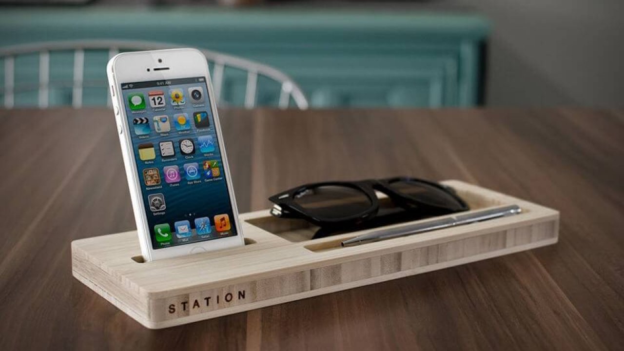 Подставка под телефон с зарядкой на стол