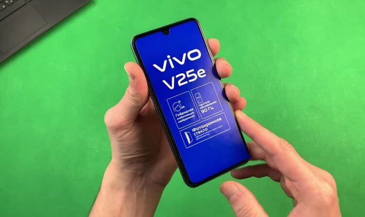 vivo V25e — смартфон с оптической стабилизацией. Смартфон поставляется вместе с наушниками. Фото.