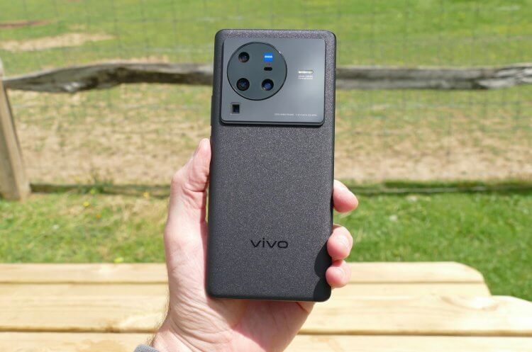 vivo или iQOO — какой смартфон лучше купить. vivo X80 — оптимальный смартфон для 2024 года. Фото.